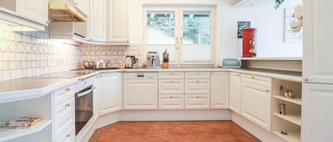 Fridge, stovetop, dishwasher, coffee/tea maker