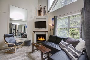 Smart-TV, Kamin, Bücher, Musikbibliothek