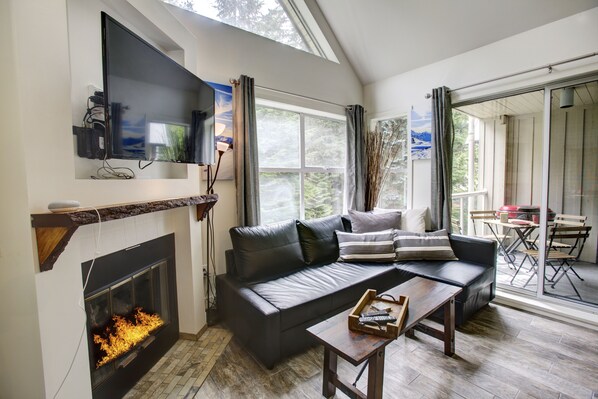 Téléviseur connecté, foyer, livres, sélection de musique