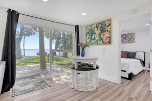 11 makuuhuonetta, tallelokero huoneessa, työpöytä, silitysrauta/-lauta