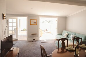 Smart-TV, Kamin, DVD-Player, Bücher