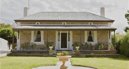 Devitt on French is a quiet, romantic stone cottage in Angaston, Barossa Valley