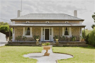 Devitt on French is a quiet, romantic stone cottage in Angaston, Barossa Valley