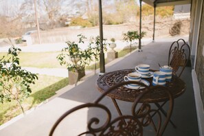 Outdoor dining - Devitt on French is a quiet, romantic stone cottage in Angaston, Barossa Valley (Angaston)