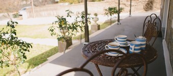 Devitt on French is a quiet, romantic stone cottage in Angaston, Barossa Valley