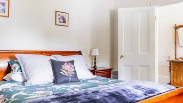 2 dormitorios, tabla de planchar con plancha, ropa de cama