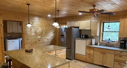 ADK's Iroquios Lodge NEU 6 Schlafzimmer 5 1/2 Badezimmer auf einem Hektar großen privaten Waldgrundstück