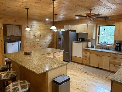 Pet Friendly 1 acre private wooded lot Hot tub Pingpong Fire pit Walk to Village