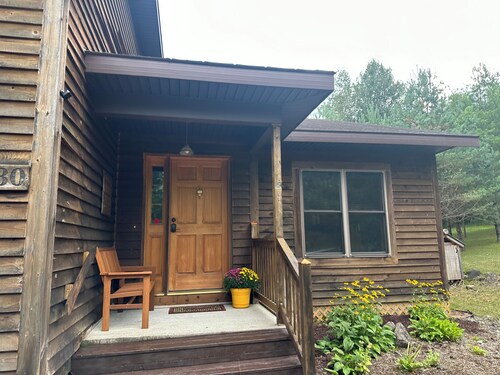 Pet Friendly 1 acre private wooded lot Hot tub Pingpong Fire pit Walk to Village