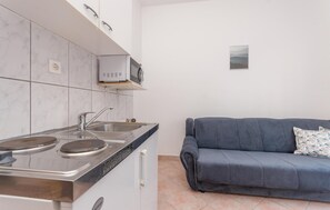 Réfrigérateur, plaque de cuisson, cafetière/bouilloire