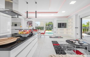 Refrigerador, microondas, parrilla de estufa y lavavajillas 