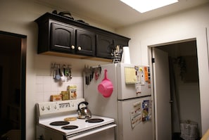 Køleskab, mikrobølgeovn, ovn, kogeplade