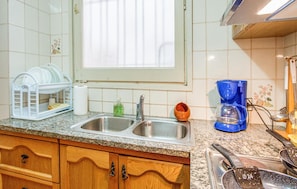 Kühlschrank, Ofen, Herdplatte, Wasserkocher mit Kaffee-/Teezubehör