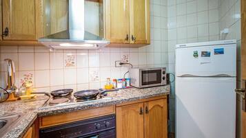 Kühlschrank, Ofen, Herdplatte, Wasserkocher mit Kaffee-/Teezubehör