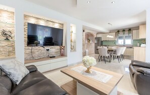 Fernseher, Kamin, Tischfußball, Tischtennisplatte