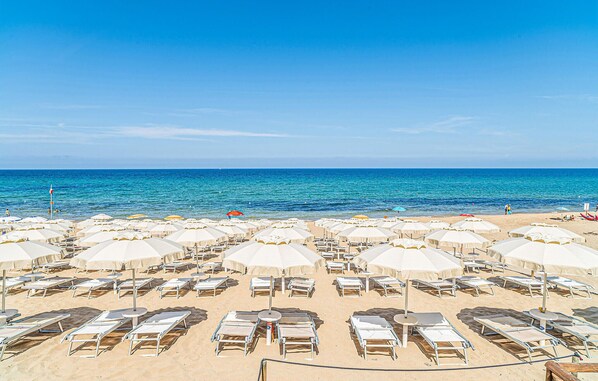 Una spiaggia nelle vicinanze