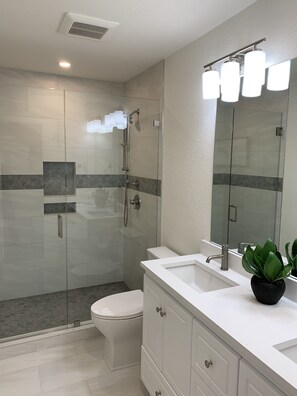Badewanne, Whirlpool, Haartrockner, Handtücher