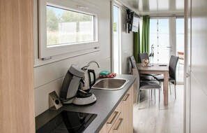 Frigorífico, placa de cocina, cafetera o tetera y utensilios de cocina