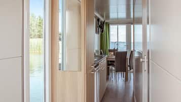 Kühlschrank, Herdplatte, Wasserkocher mit Kaffee-/Teezubehör