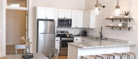 Réfrigérateur, micro-ondes, four, plaque de cuisson