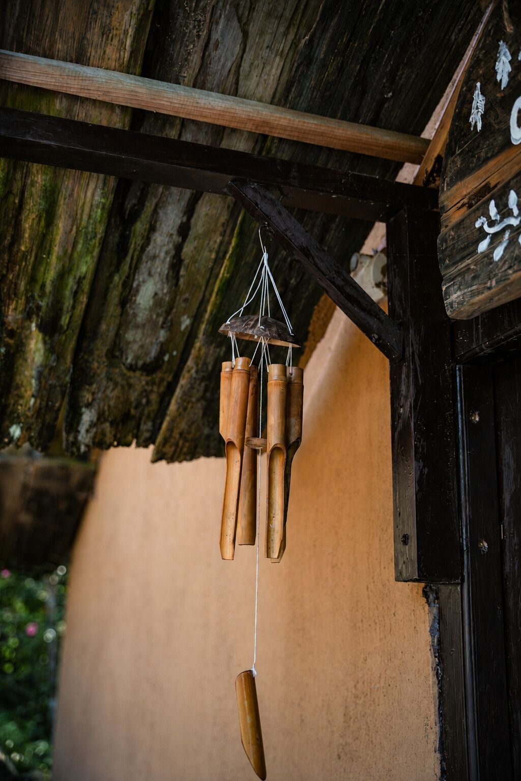 Una estructura de madera con un móvil colgante.