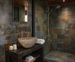 Douche, douche hydromassante, articles de toilette gratuits