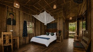 Luxe beddengoed, donsdekens, een bureau, een laptopwerkplek
