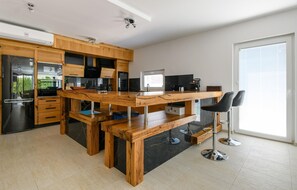 Fridge, microwave, stovetop, dishwasher