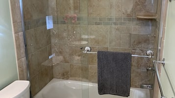 Ensemble douche/baignoire, sèche-cheveux, serviettes fournies, savon