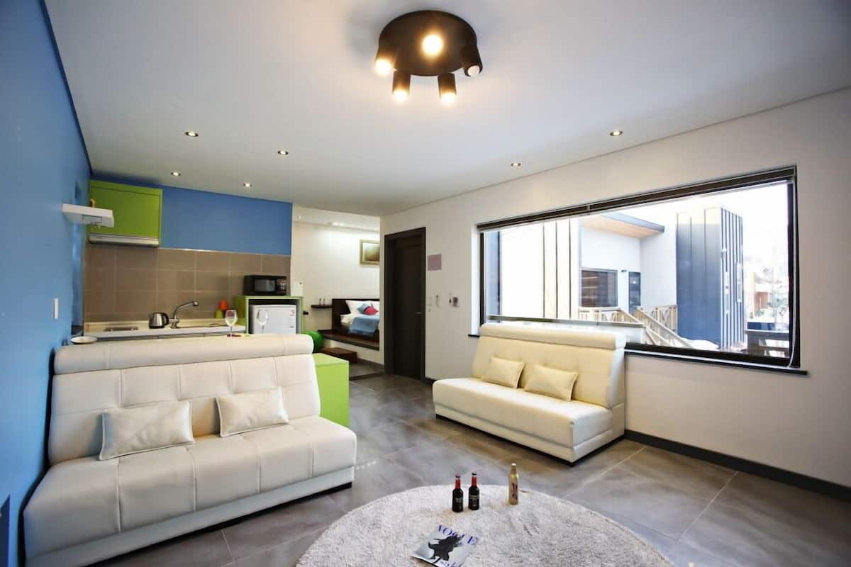 Room (Blue)