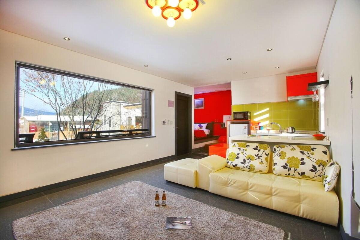 Room (Orange)