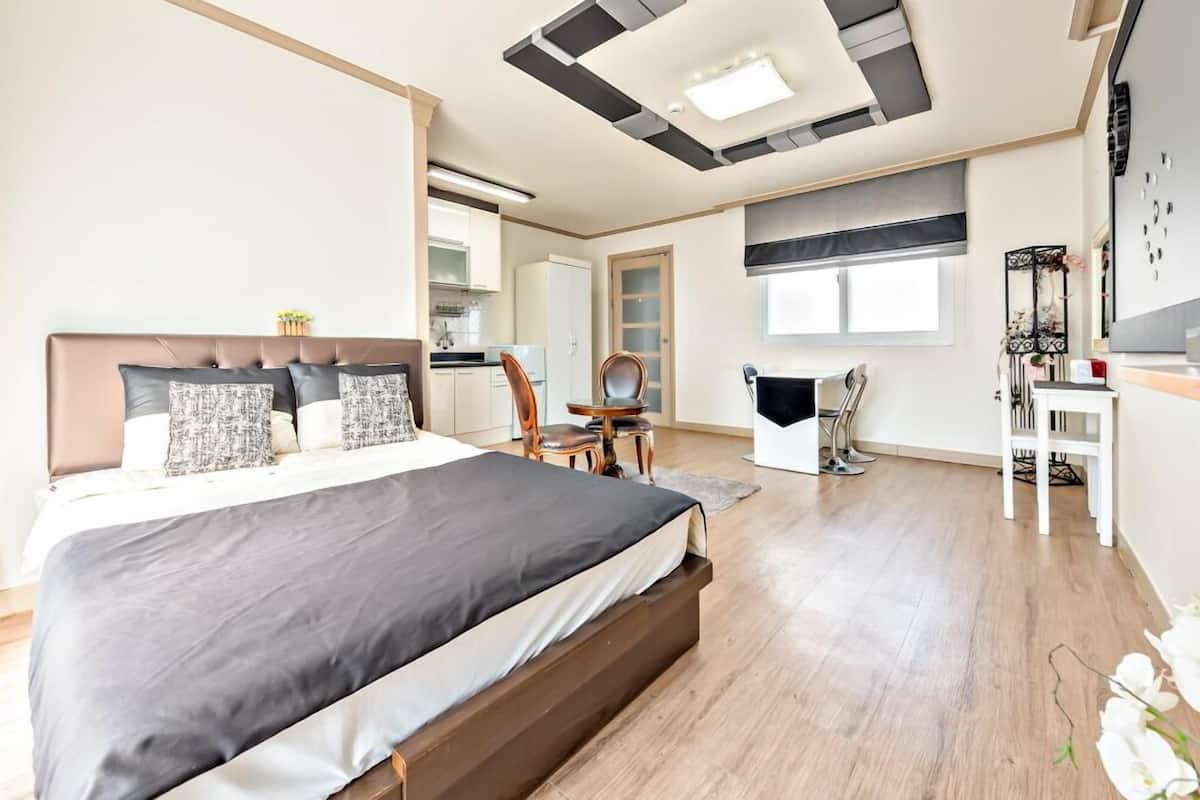 Room (Ganyi black203)