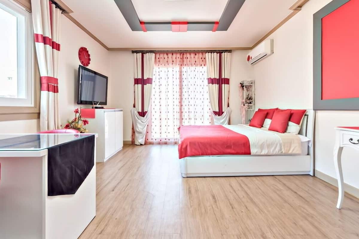 Room (Ganyi Red204)