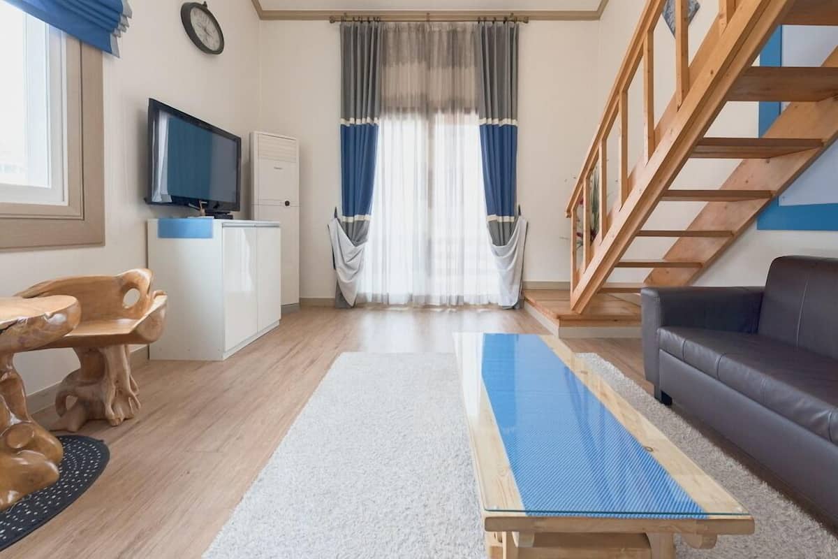 Room (Ganyi Blue 303)