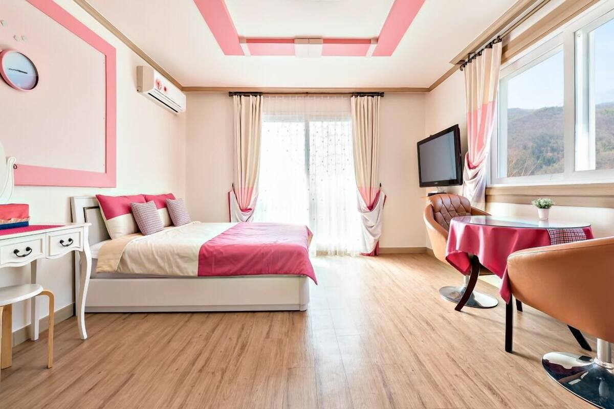 Room (Ganyi Pink202)