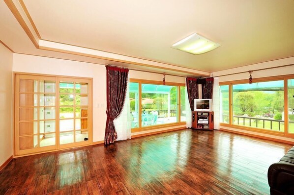Room (Annex)