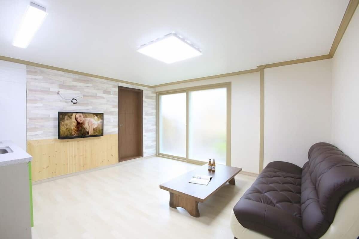 Room (L-01)