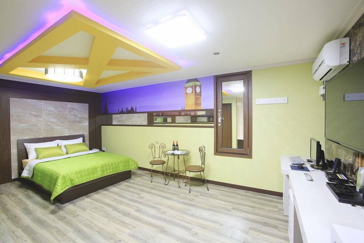Room (B-04) | 20 bedrooms
