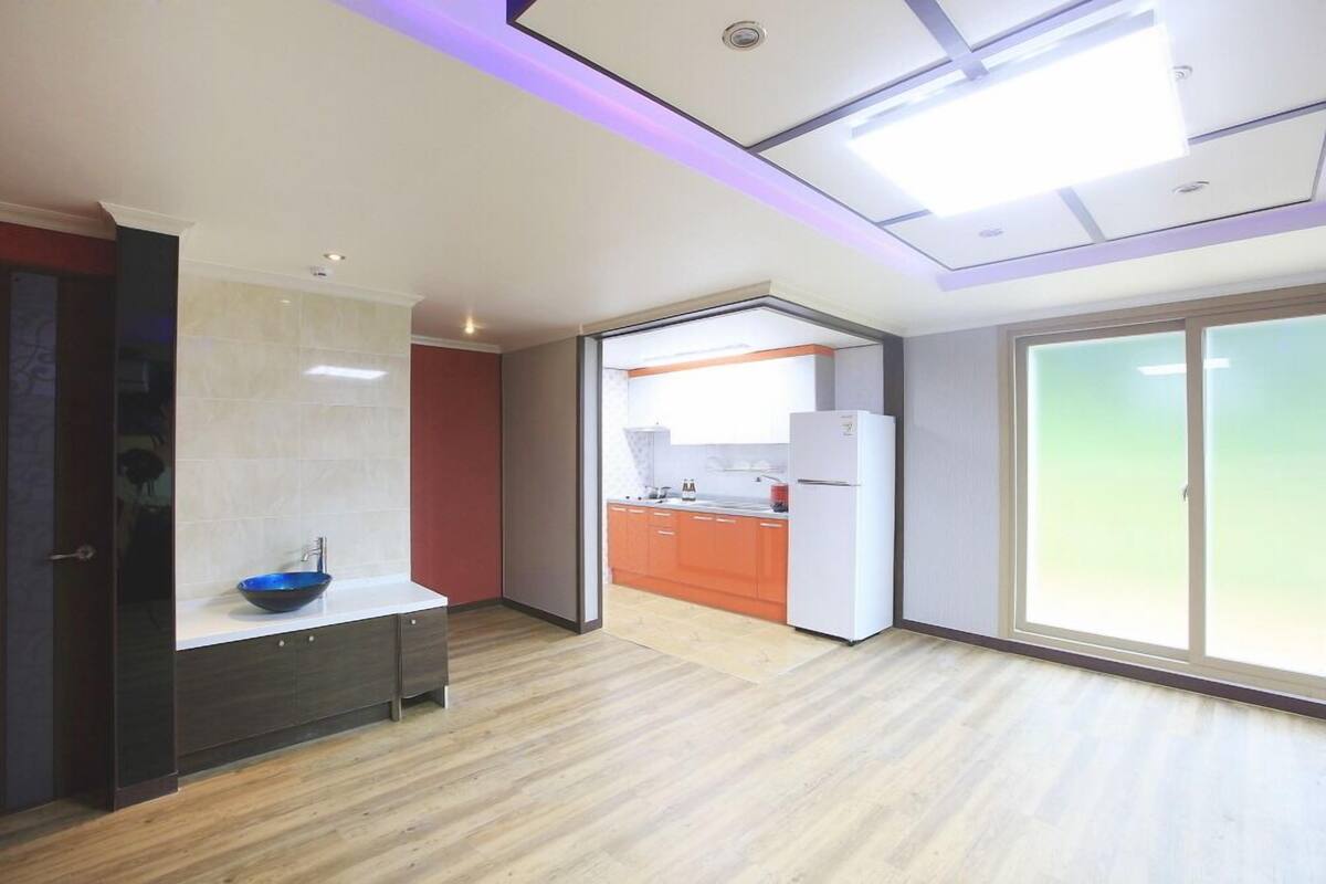 Room (B-05) | 20 bedrooms