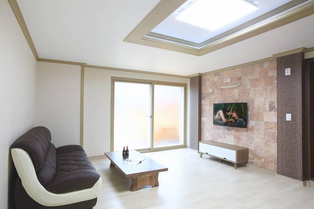 Room (L-02)