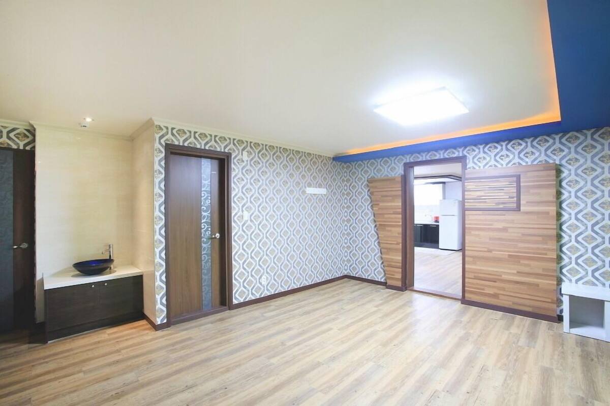 Room (U-05) | 20 bedrooms