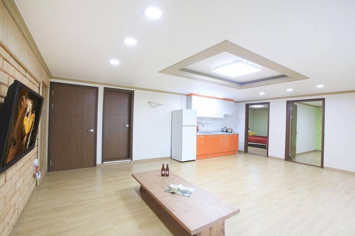 Room (B-03) | 20 bedrooms