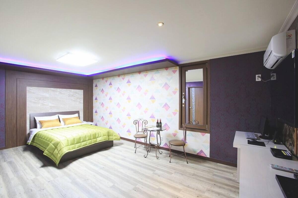 Room (L-04) | 20 bedrooms