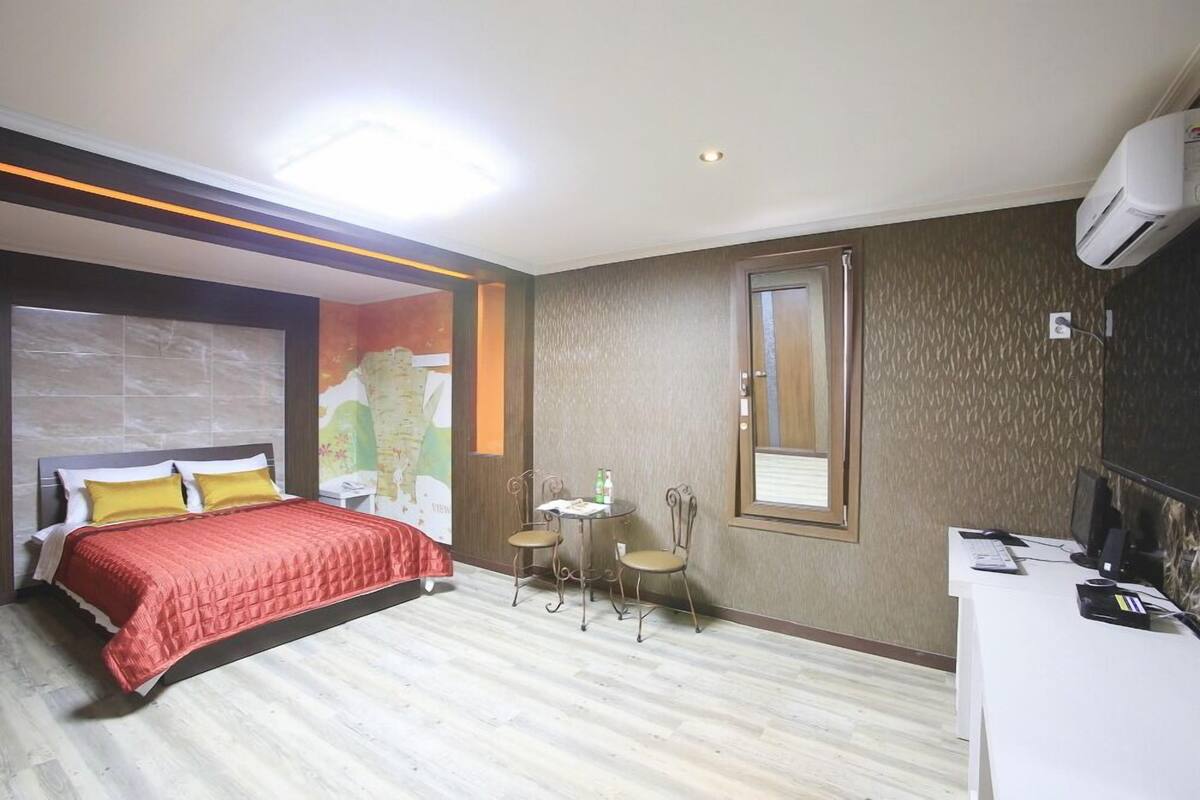 Room (U-04) | 20 bedrooms