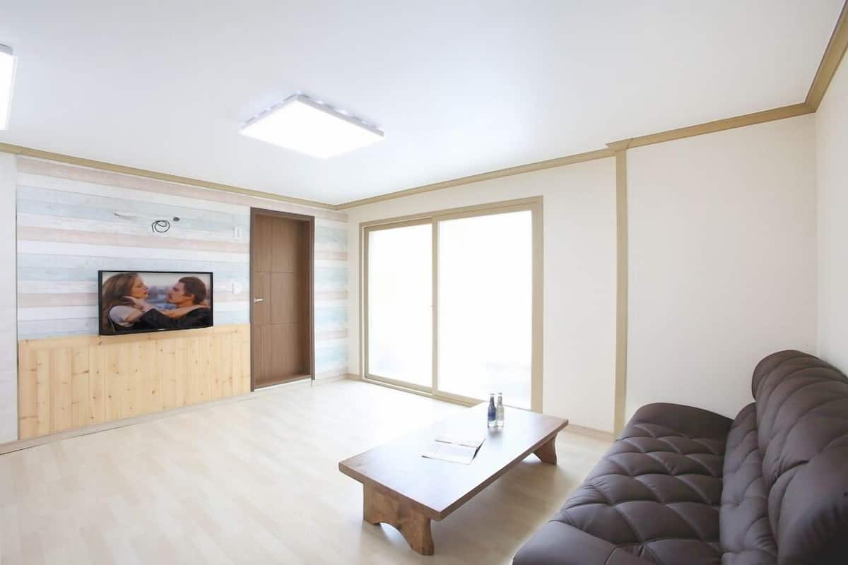 Room (U-01)
