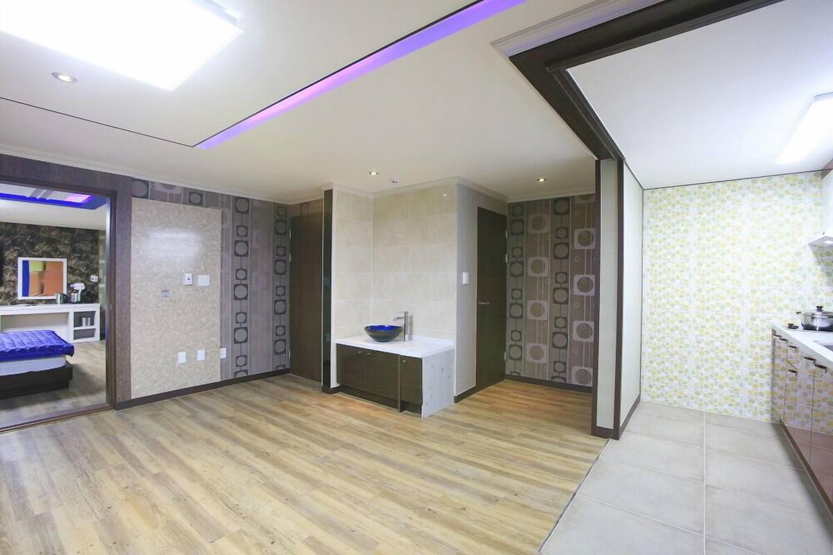 Room (C-05) | 20 bedrooms
