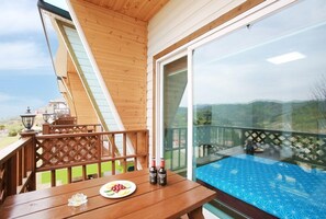 Room (MountainStrawberry)