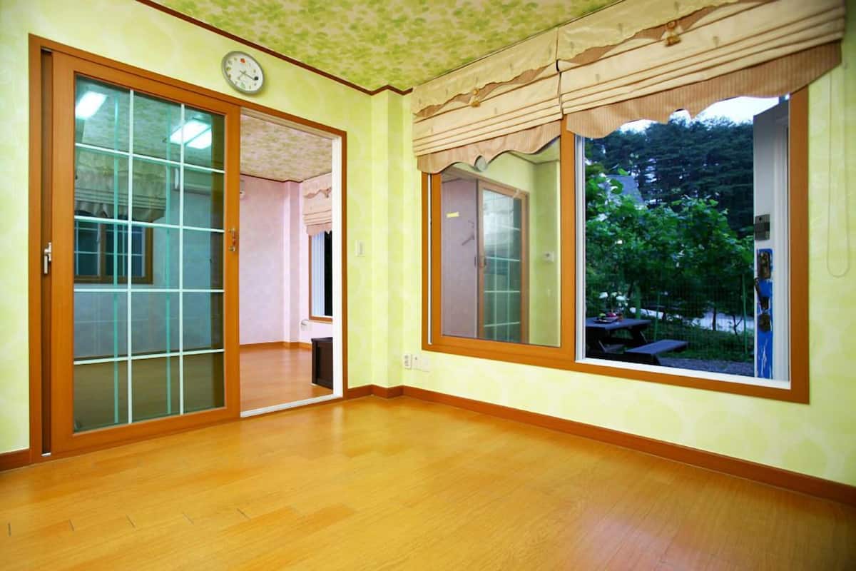 Room (Persimmon tree)