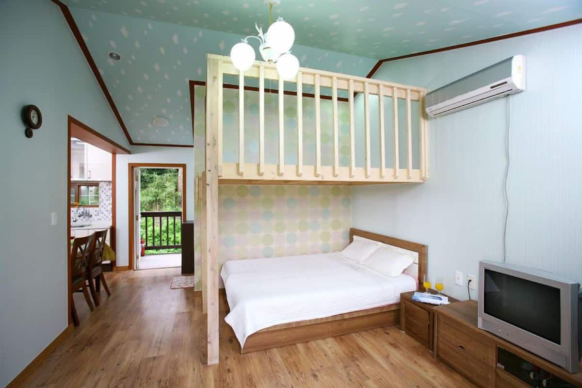 Room (Dandelion)