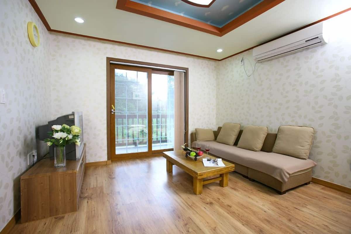 Room (Pine)